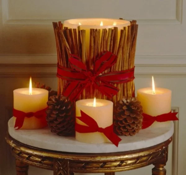 mehrere verschiedene Kerzen dekorieren