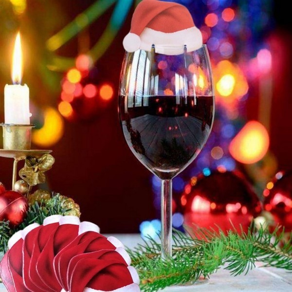 weihnachten deko Glas Wein mit einem rotem Käpchen