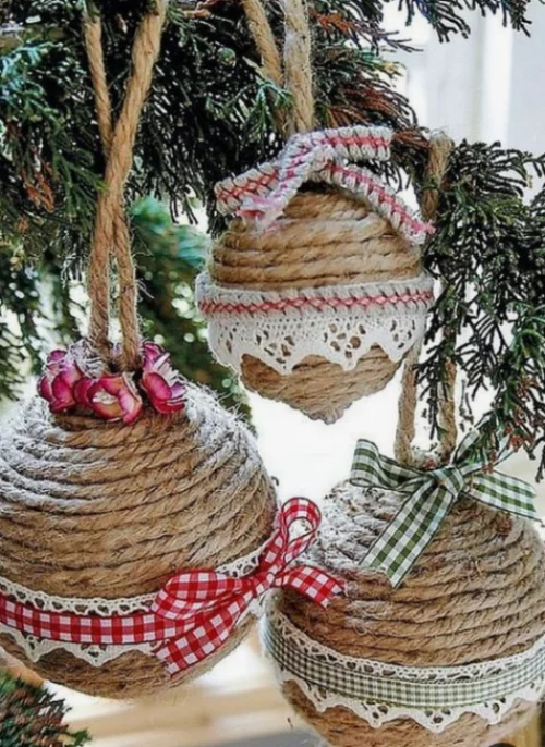 Rustikale Weihnachtsdeko Hanf Garn eigene Weihnachtskugeln basteln mit Schleifen dekorieren