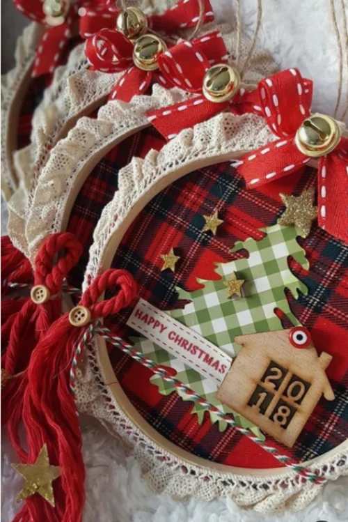 Rustikale Weihnachtsdeko aus karierten Stoffresten Holzrahmen mit weißer Spitze dekorieren