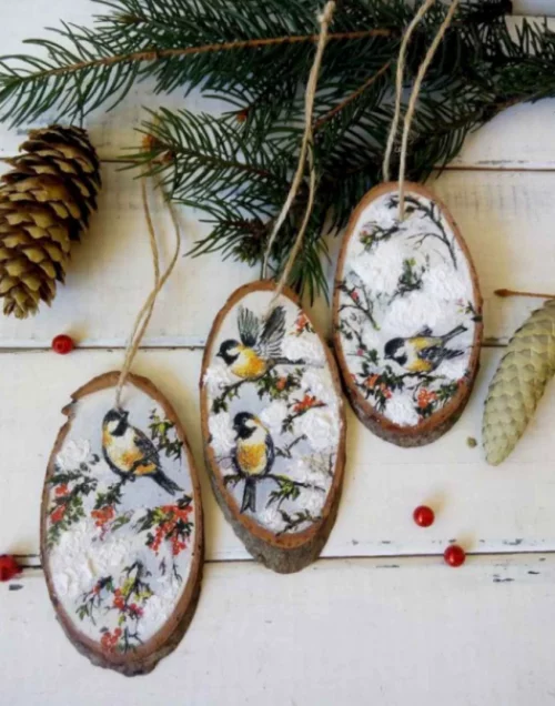 Rustikale Weihnachtsdeko bamalte Holzscheiben mit bunten Vögeln darauf