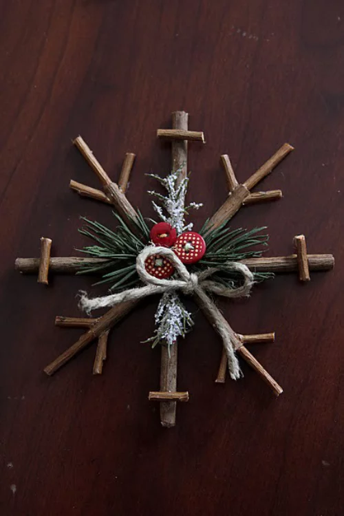 Rustikale Weihnachtsdeko einen Stern aus Holzstäbchen basteln mit Knöpfen schmücken