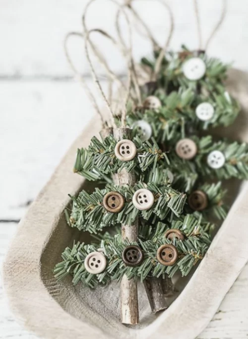 Rustikale Weihnachtsdeko kleine Tannenbäume mit Knöpfen geschmückt