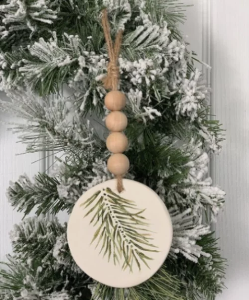 Rustikale Weihnachtsdeko selber basteln kleine Holzkugeln Garn Hanf Anhänger Christbaumornament