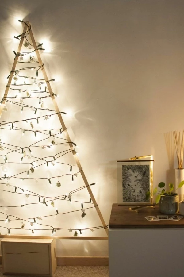 alternativer weihnachtsbaum mit lichterketten