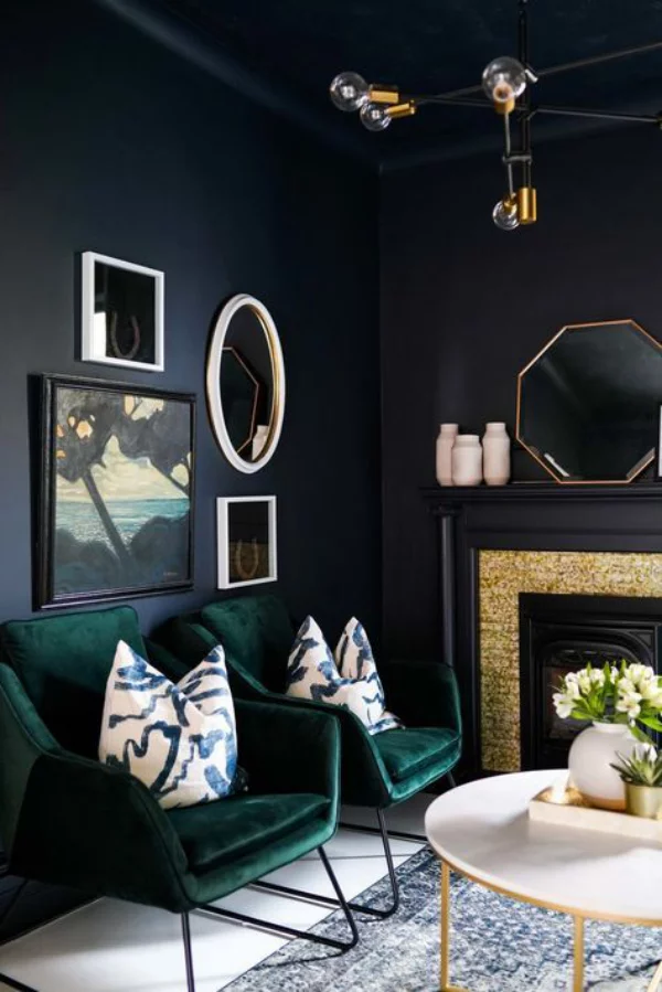 Aktuelle Farbpaletten im Wohnzimmer 2020 dunkle Farben Dunkelblau Smaragdgrün geheimnisvoll stilvoll