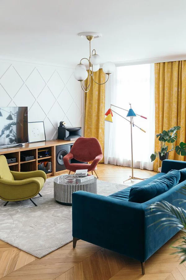 Aktuelle Farbpaletten im Wohnzimmer 2020 grauer Teppich blaues Sofa zwei Sessel Senfgelb Orangerot