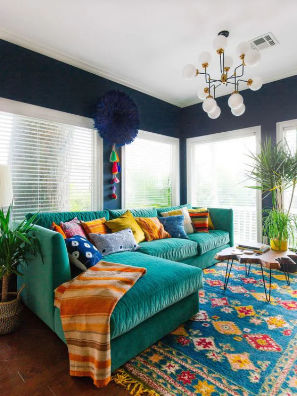 Aktuelle Farbpaletten im Wohnzimmer 2020 helles buntes Ambiente zu viele leuchtende Farben farbenfroher Teppich