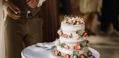 Die Top-Trends im Hochzeitsmenü 2022: große Hochzeitstorten und schmackhafte Häppchen