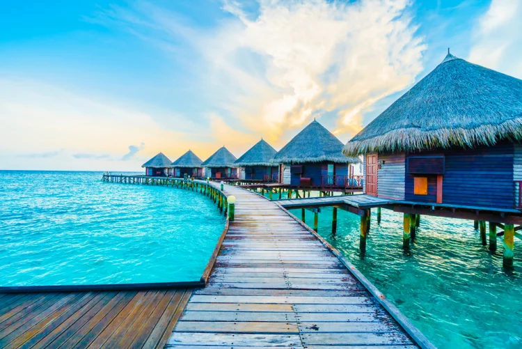 Reiseziele 2020 Urlaub auf den Malediven Holzhäuser für Touristen am Wasser