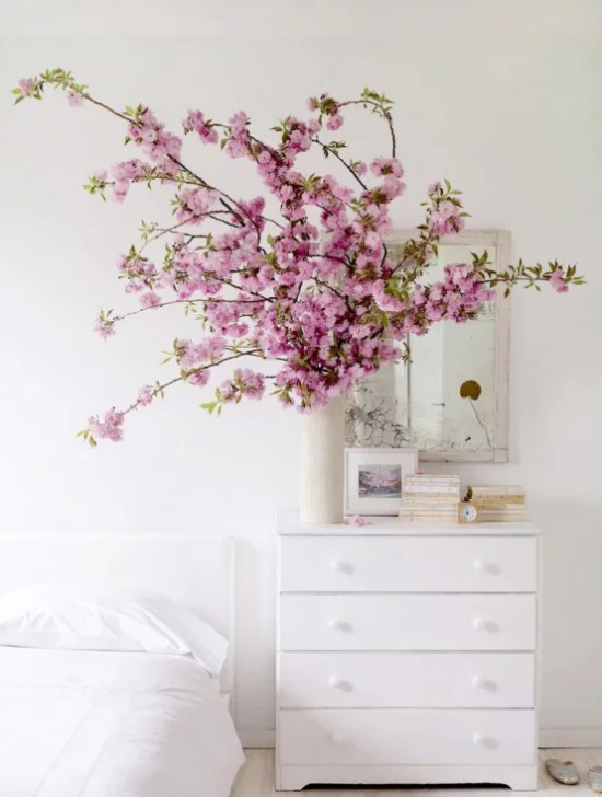 Frühlingsdeko mit Kirschblüten rosa Blüten in Vase weiße Kommode Wandspiegel