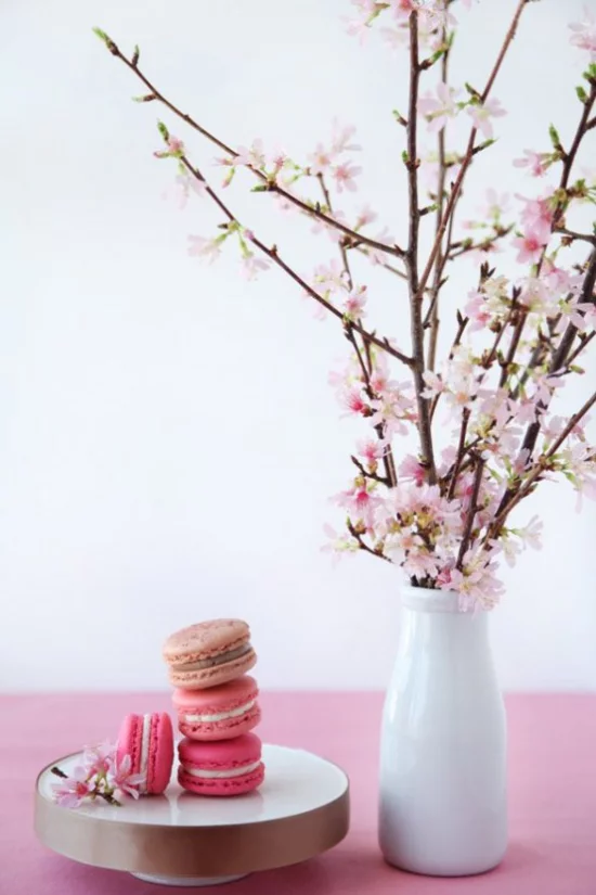 Frühlingsdeko mit Kirschblüten rosa Tischdecke weiße Porzellanvase rosa Makronen