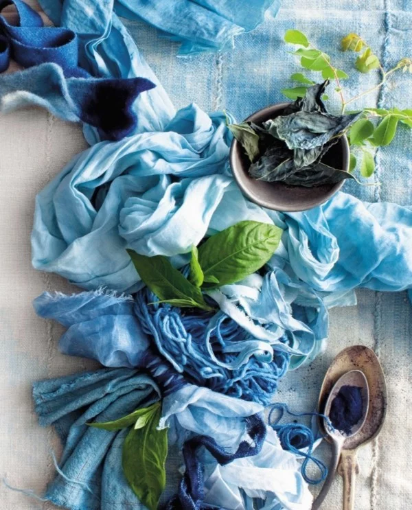 Stoff färben Textilien färben Kleidung färben blaue Farbtöne Lebensmittel