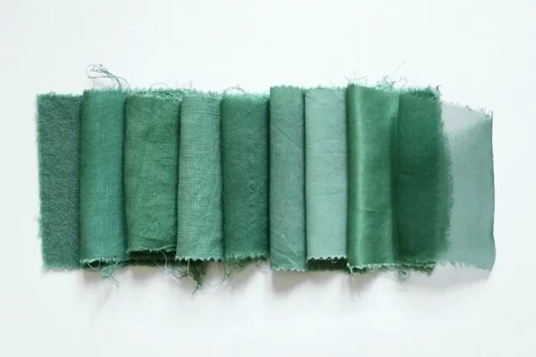Stoff färben Textilien färben Kleidung färben gesättigte grüne Farbe bekommen