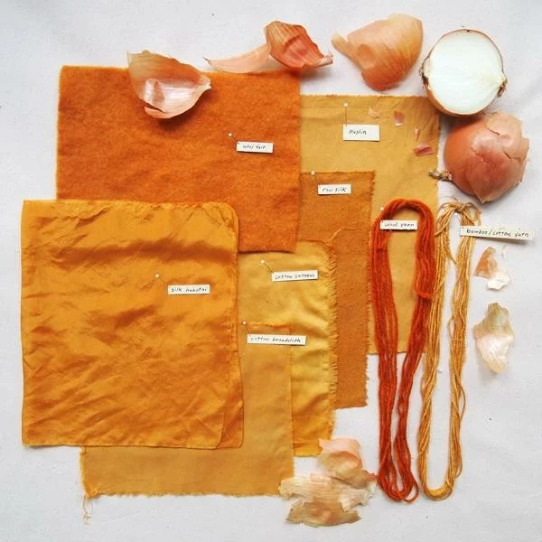 Stoff färben Textilien färben Kleidung färben natürlicher Weise orange Zwiebelnschale