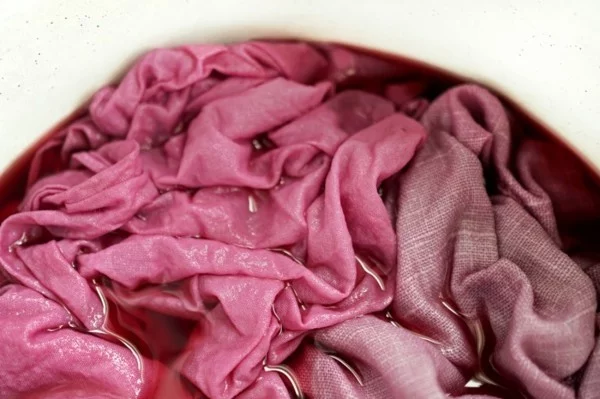 Stoff färben Textilien natürlich färben Kleidung färben Farbbad rosa pink