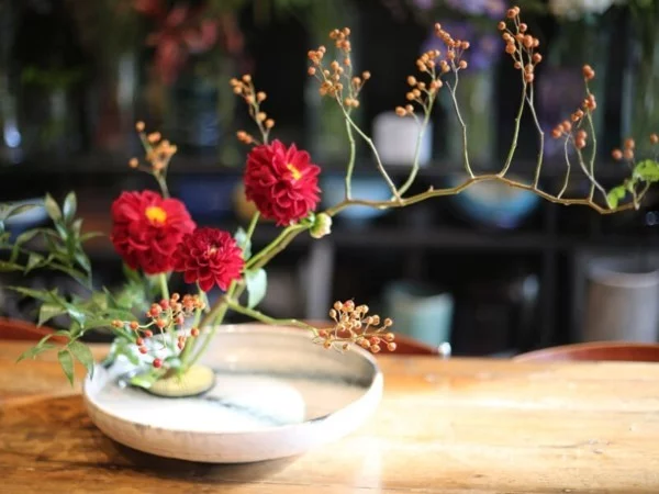 dahlien beeren japanische blumensteckkunst ikebana