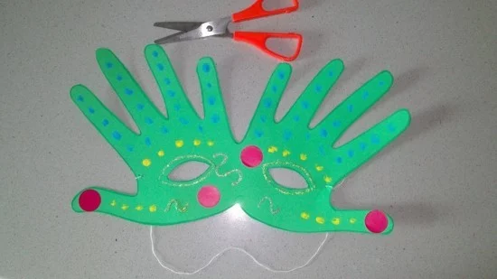 handabdruck maske basteln mit kindern zu fasching