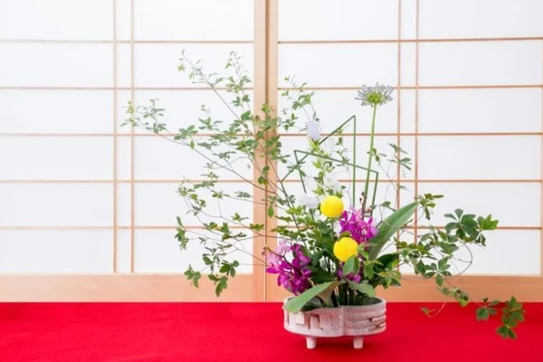 ikebana japanische blumensteckkunst bunte blüten