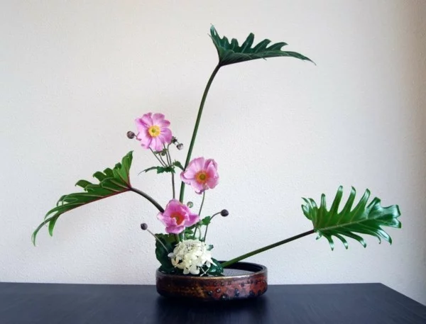monstera zarte blüten japanische blumensteckkunst ikebana
