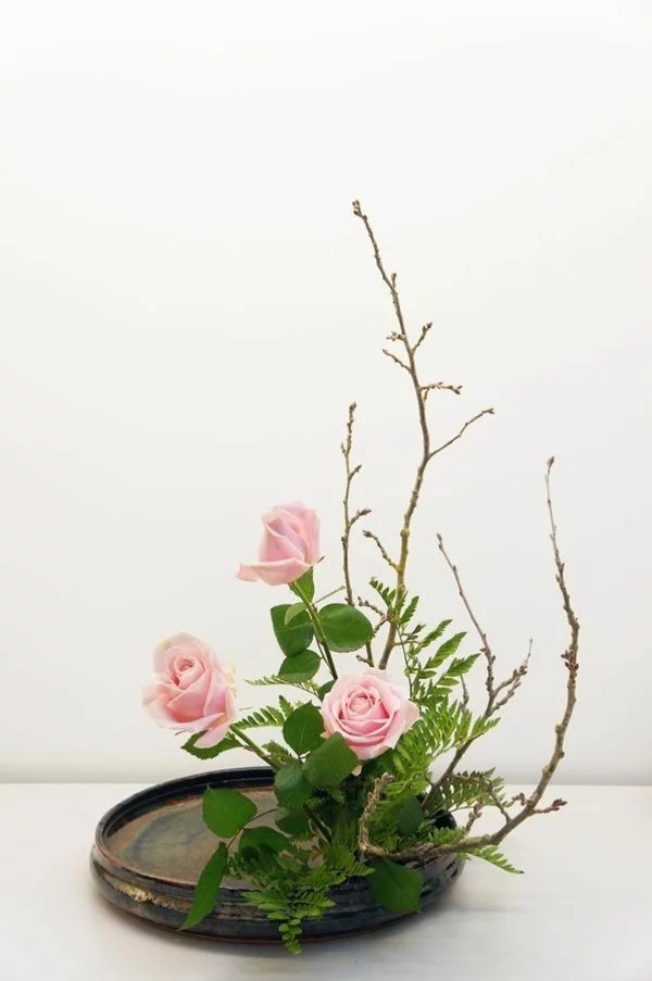 rosen farn ikebana japanische blumensteckkunst