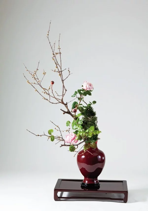 rosen hagebuttenzweige ikebana