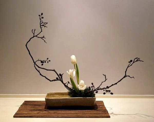 weiße tulpen zweige frühling ikebana