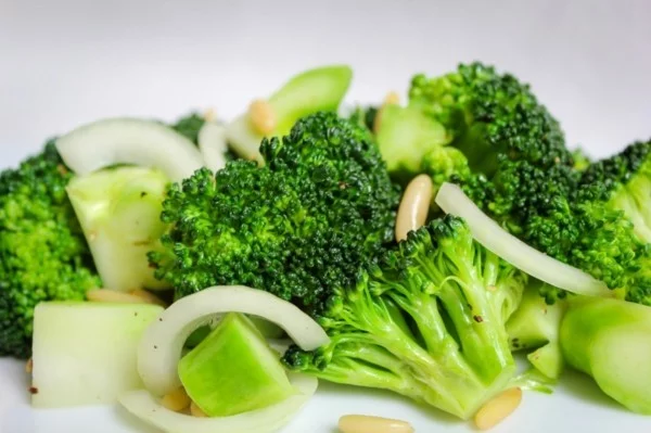 Brokkoli roh essen Nährstoffe gesundheitliche Vorteile