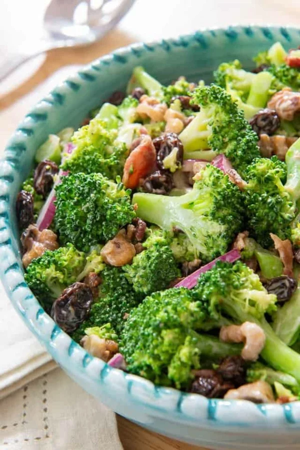 Brokkoli roh essen Schale Nährstoffe Brokkoli Salat