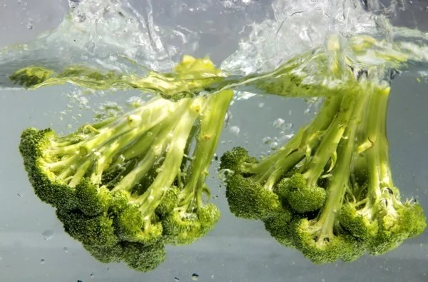 Brokkoli roh essen Wasser Nährstoffe gesundheitliche Vorteile