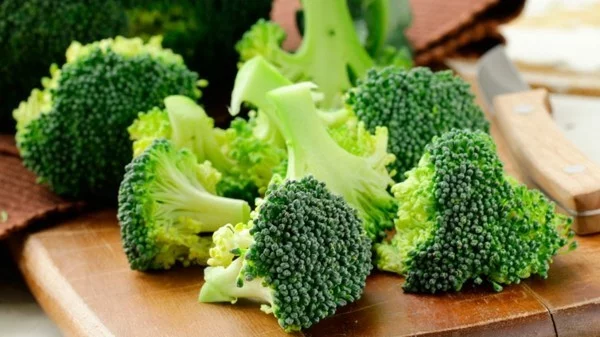 Brokkoli roh essen gesundheitliche Vorteile Brokkoli Röschen schneiden