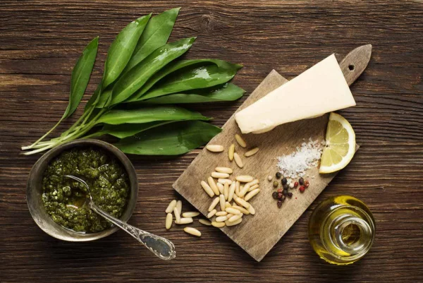 Bärlauch in der Küche Pesto mit Olivenöl Nüsse