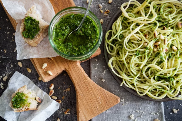 Bärlauch in der Küche grüne Sauce mit Spaghetti servieren schmeckt appetitlich