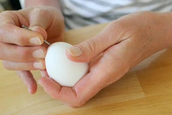 Eier ausblasen Technik Loch machen Anleitung