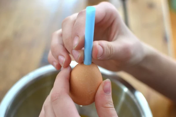 Eier ausblasen mit Trinkhalm Osterdeko