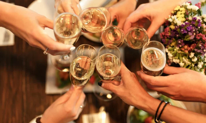 Internationalen Frauentag am 8.März feiern weltweit Wein mit Freunden und Kollegen trinken