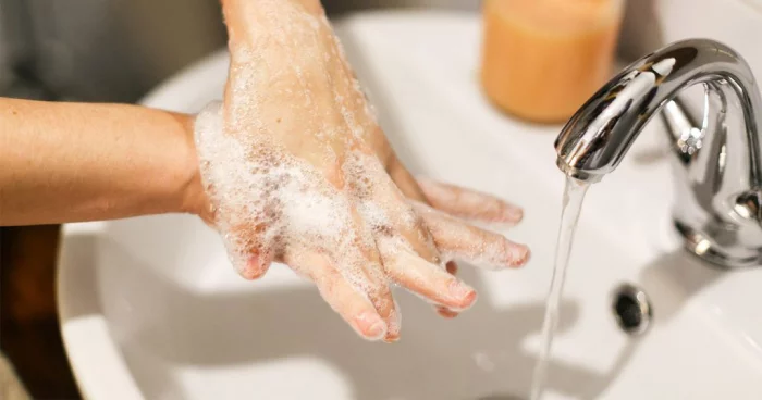 Richtiges Händewaschen Hände einseifen unter fließendem Wasser abspülen antrocknen