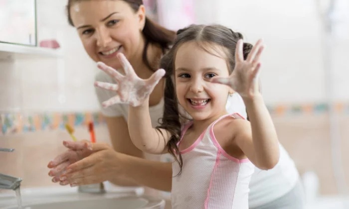 Richtiges Händewaschen Mutter Kind im Bad beim Händewaschen