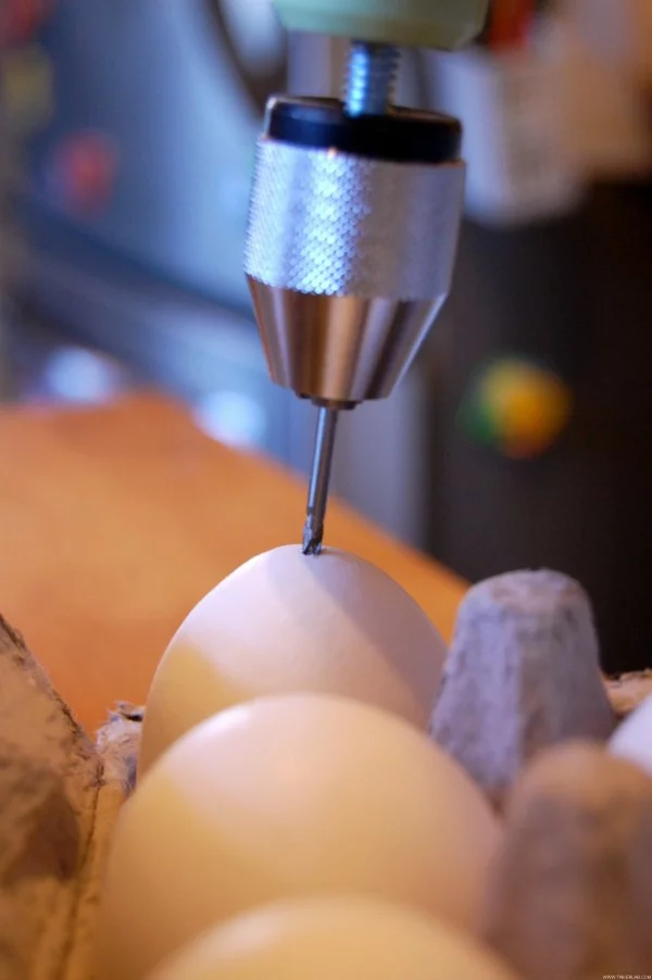 ausgeblasene Eier dekorieren Ideen Osterdeko Ei durchbohren