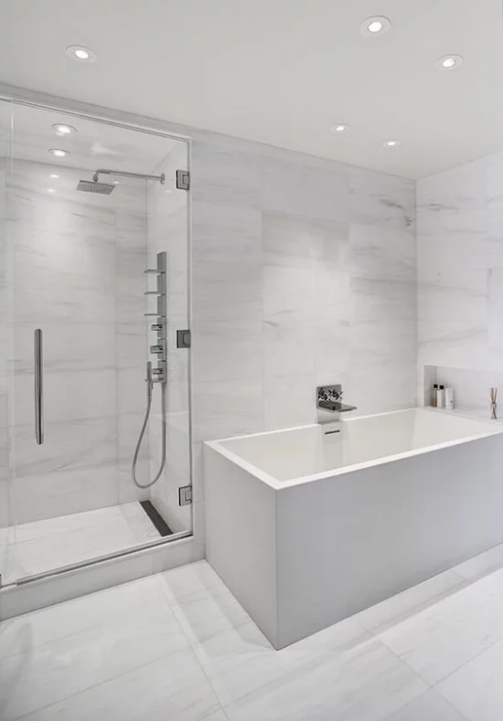 Badezimmer ganz in Weiß Badewanne Duschecke Glaswand Deckenstrahler künstliches Licht