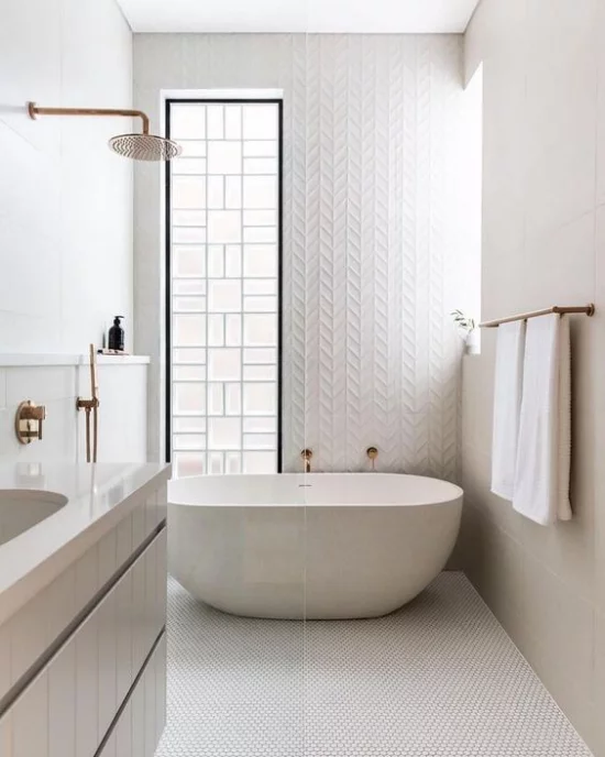 Badezimmer ganz in Weiß Glaswand viel natürliches Licht Badewanne