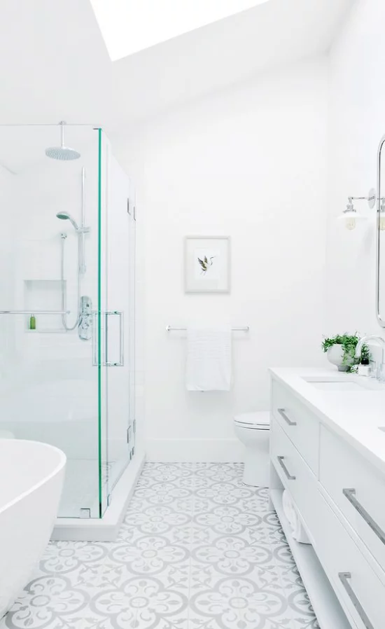 Badezimmer ganz in Weiß WC Waschtisch Dusche Badewanne fein gemusterte Bodenfliesen