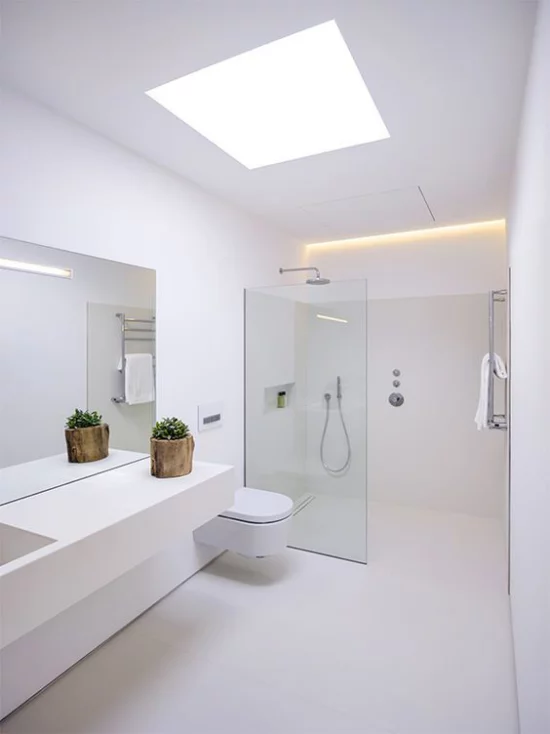 Badezimmer ganz in Weiß natürliches Licht von oben Raum groß und einladend Badewannen