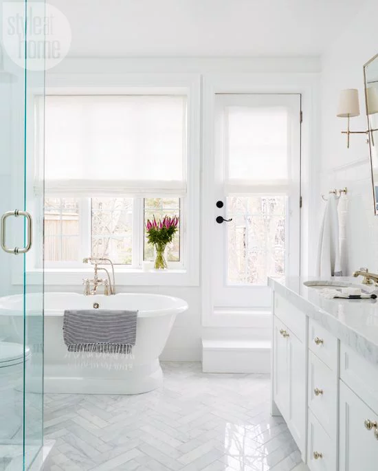 Badezimmer ganz in Weiß schickes Baddesign eine elegante Vase bunte Blumen am Fenster
