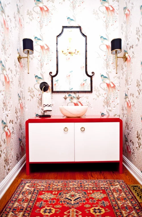 Badezimmer in Rot Bad in Retro Stil Blumentapeten Waschtisch