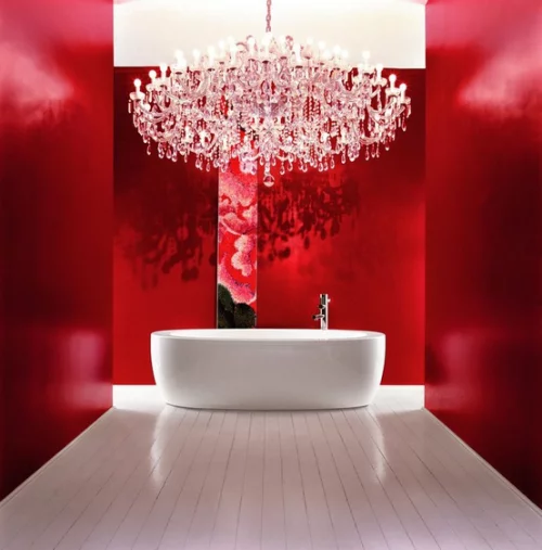 Badezimmer in Rot Luxus pur im Bad weiße Badewanne Kronleuchter weißer Boden Fliesen rote Wände