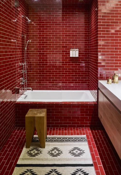 Badezimmer in Rot Metro-Fliesen rot Vintage Stil Badewanne Holzhocker rechts Waschtisch