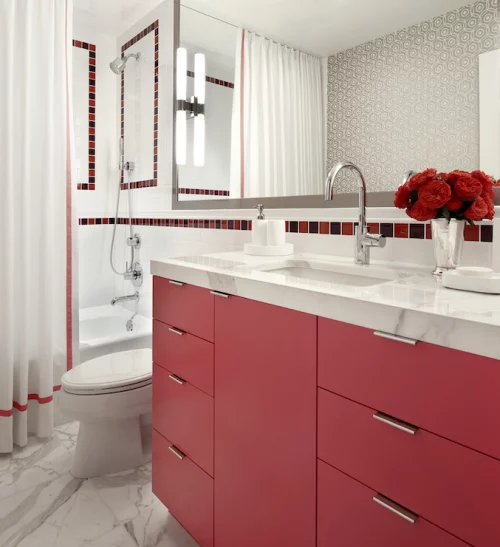 Badezimmer in Rot klassischer Look weiße Badezimmermöbel roter Unterschrank Waschtisch großer Wandspiegel Vase rote Blumen