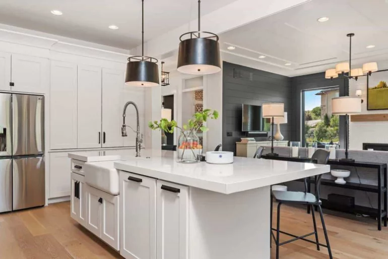 Gemütliches Bauernhaus in Colorado Springs moderne Küche bekanntes Farbschema Weiß Dunkelgrau
