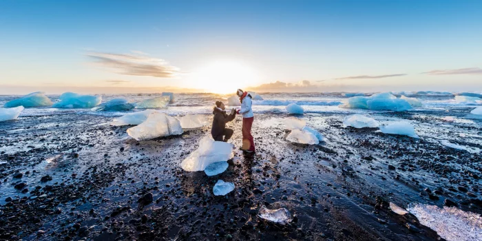 Der schönste Strand in Europa Diamond Beach in Island schwarzes Lava Sand gigantische Eisberge beste Kulisse für Liebeserklärung